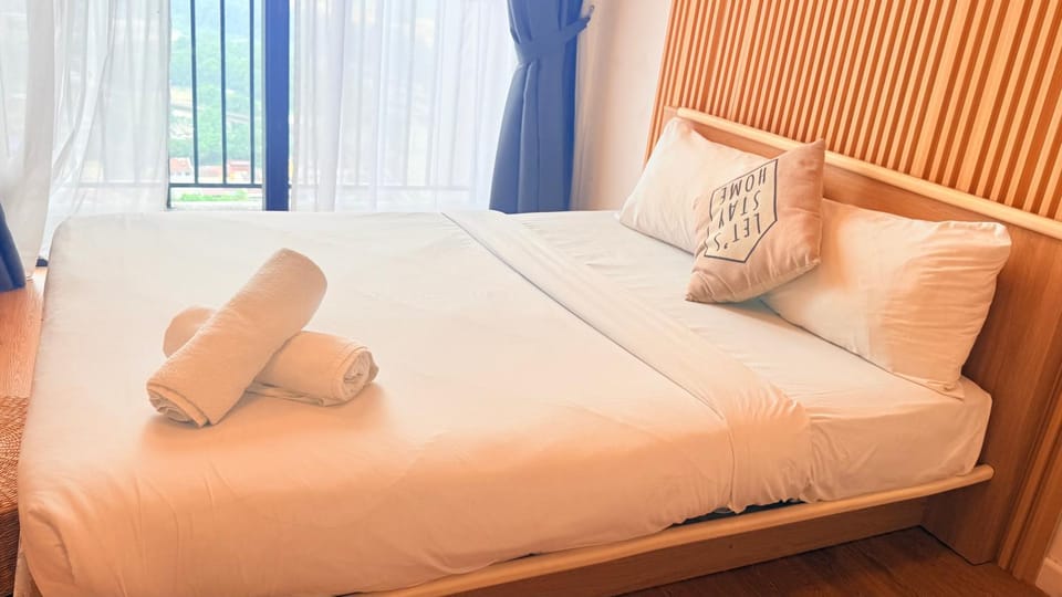 Bed, Photo of the whole room, Bedroom, towels