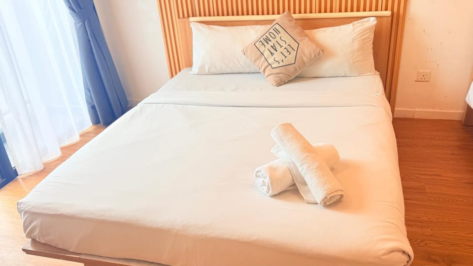 Bed, Photo of the whole room, Bedroom, towels