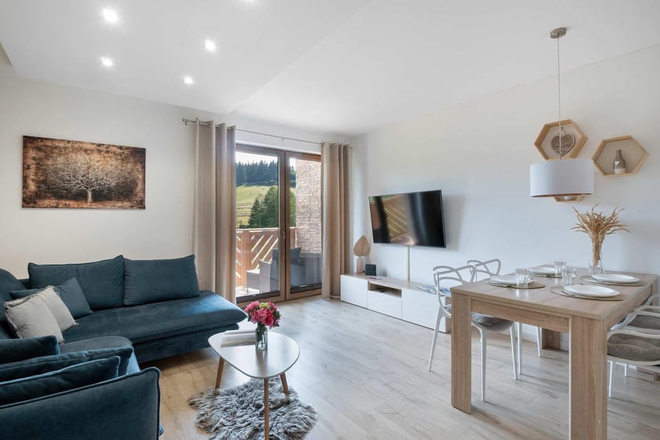 TV and multimedia, Living room, Seating area, Dining area, Evening entertainment