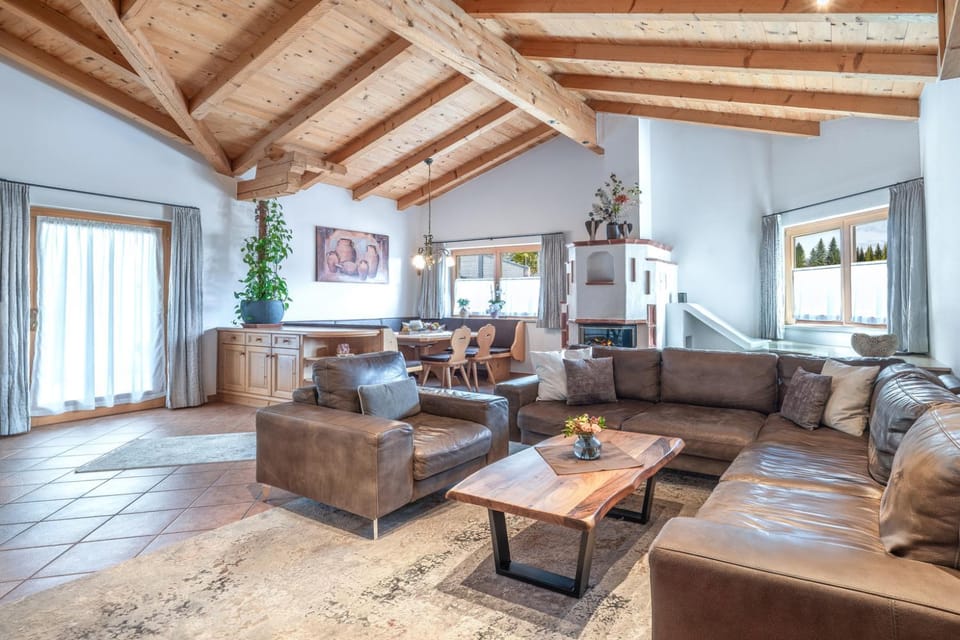 TV and multimedia, Living room, Seating area, fireplace