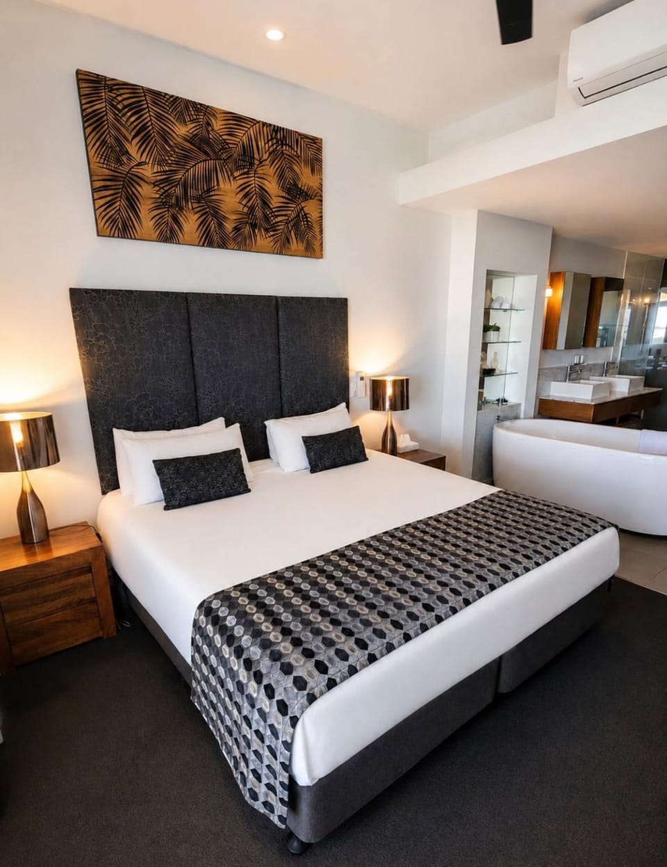 Coastal Haven Stunning Ocean Views Resort Living Apartment in Airlie Beach