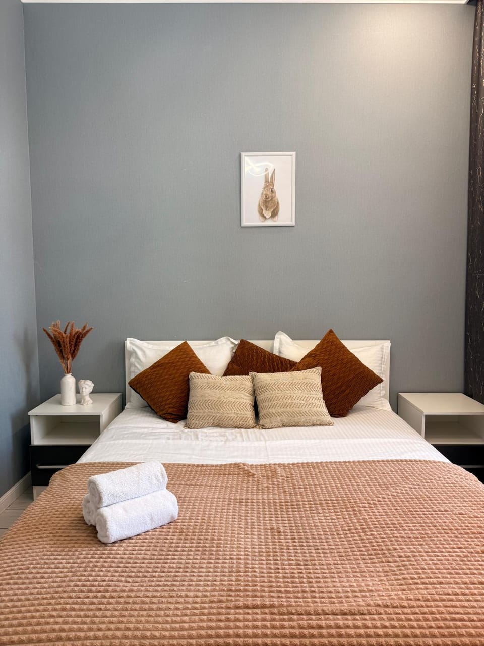 Bed, Photo of the whole room, Bedroom, towels