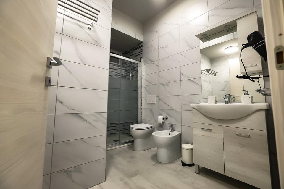 Shower, Toilet, Bathroom, bidet, towels