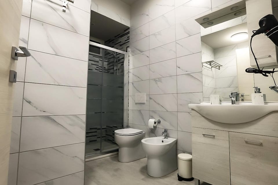 Shower, Toilet, Bathroom, towels