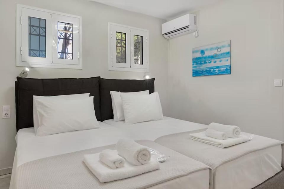 Bedroom, towels, air conditioner