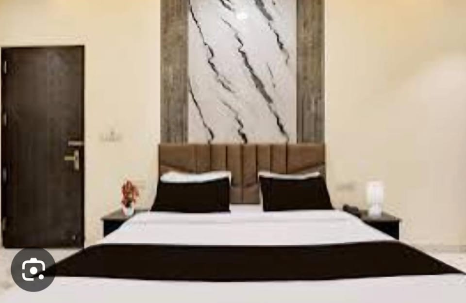 Hotel shailesh golden Temple with lift Hotel in Punjab, India