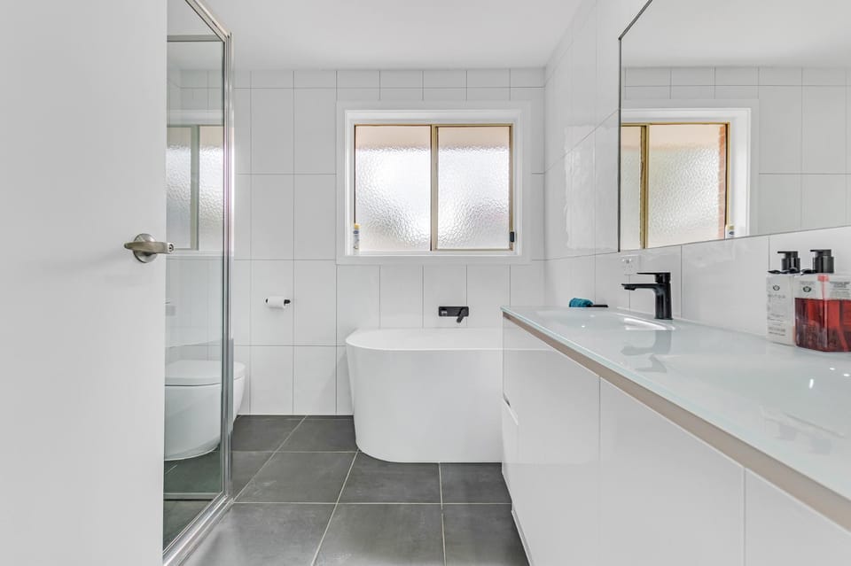 Shower, Toilet, Bathroom, Bath, towels