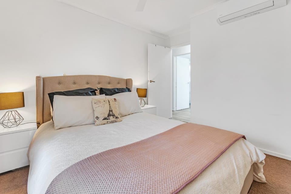 Bed, Photo of the whole room, Bedroom, heating, towels, wardrobe, air conditioner