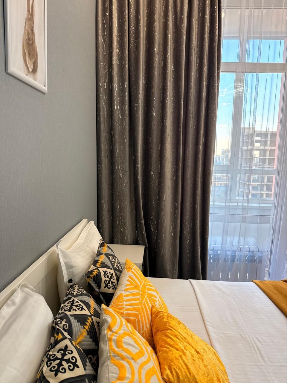 Bed, Living room, Photo of the whole room, Seating area, Bedroom