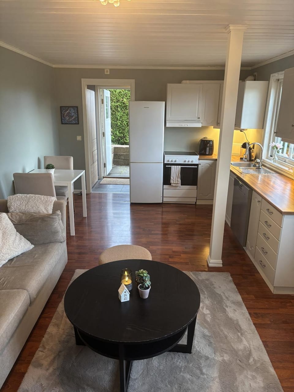 Living room, Photo of the whole room, Seating area, Dining area, oven, stove