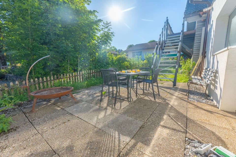 Property building, Patio, Spring, Day, Garden, Garden, Balcony/Terrace, Dining area, Garden view