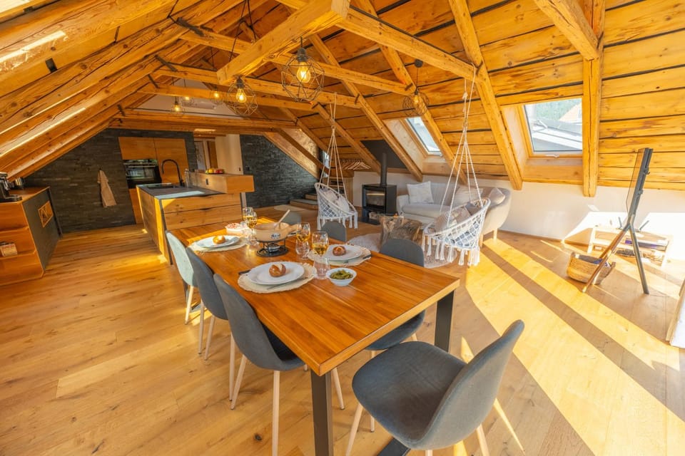 Kitchen or kitchenette, Living room, Food and drinks, Seating area, Dining area, Food