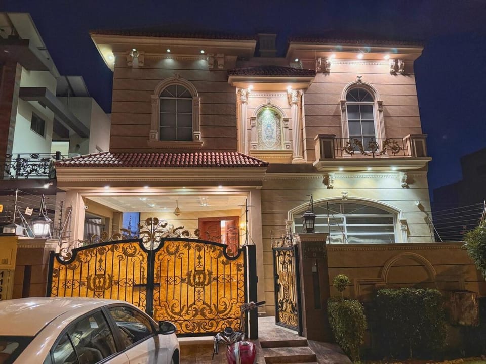 Ultra Modern Room with Jaccuzzi and Terrace in Phase 6 Sector D Lahore Bed and Breakfast in Lahore