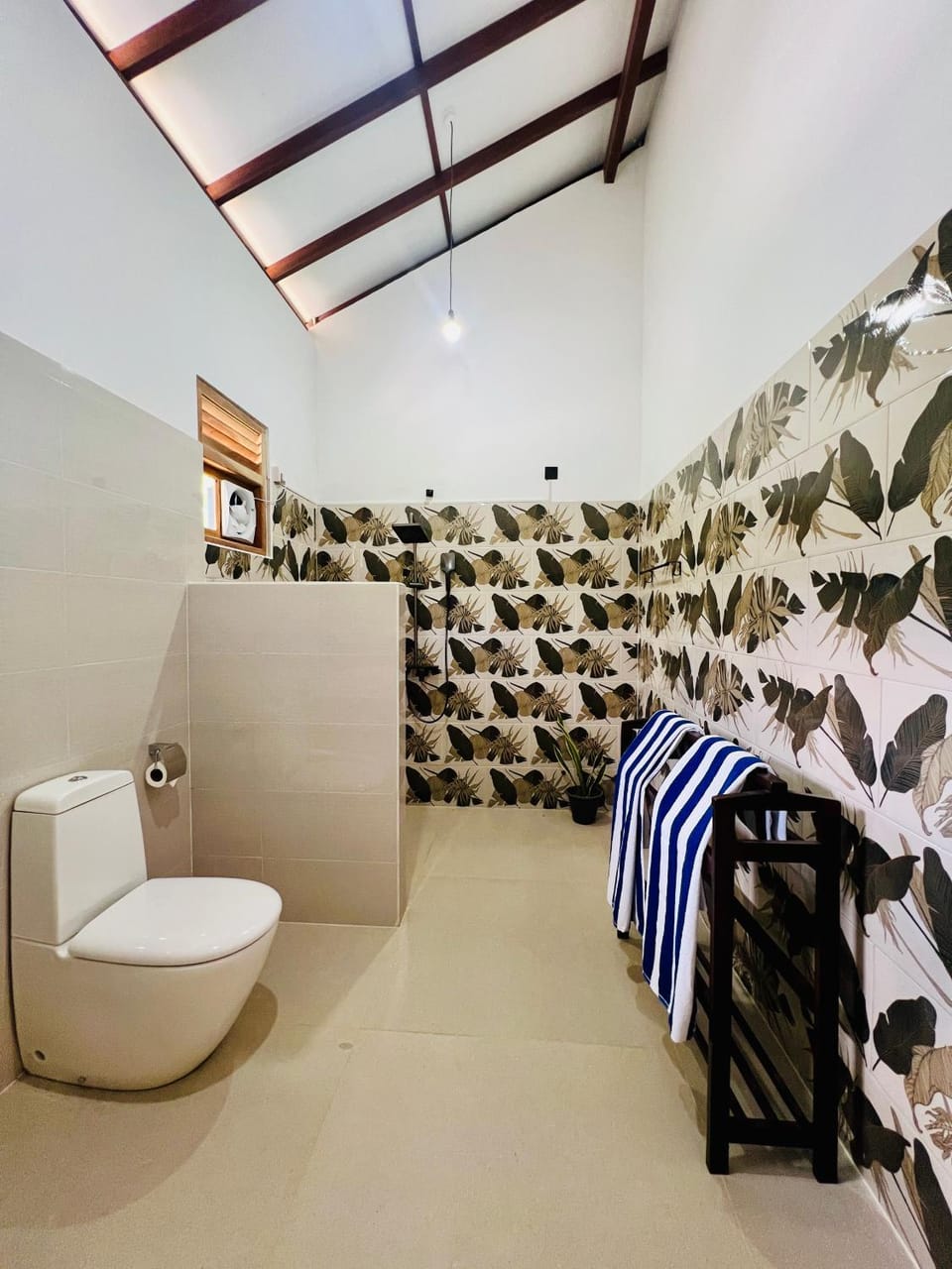 Toilet, Bathroom, towels