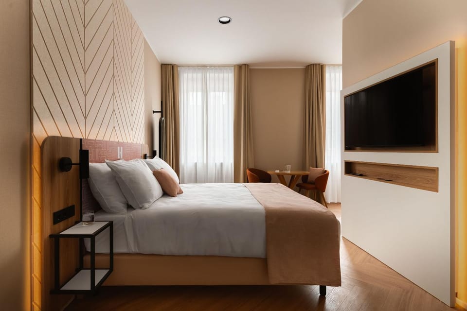Bed, TV and multimedia, Bedroom