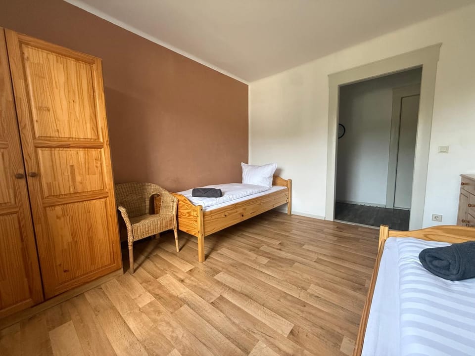 Bed, Living room, Photo of the whole room, Seating area