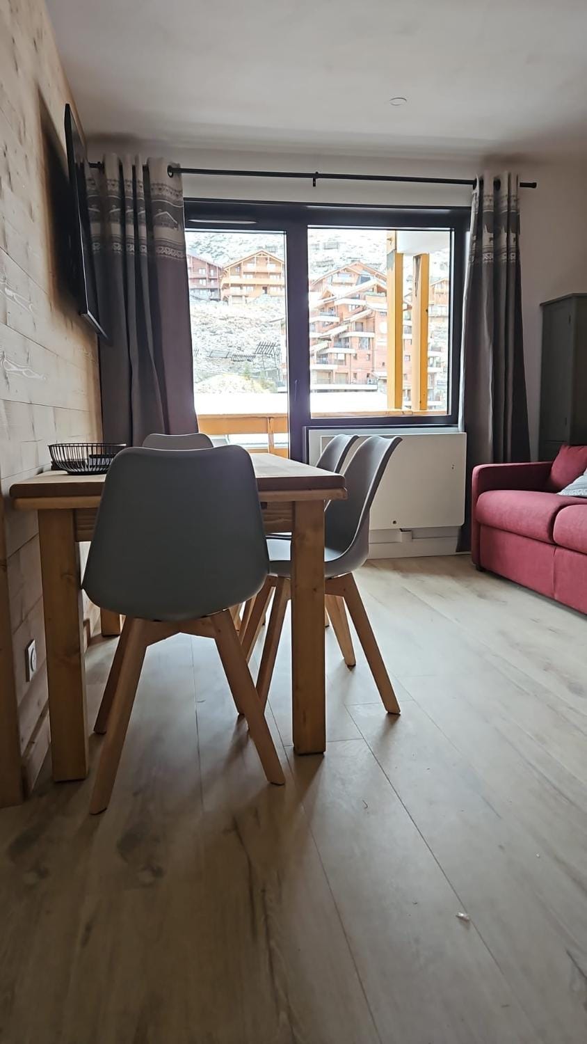 Cozy chalet top heart of Val Thorens ski in out House in Les Allues