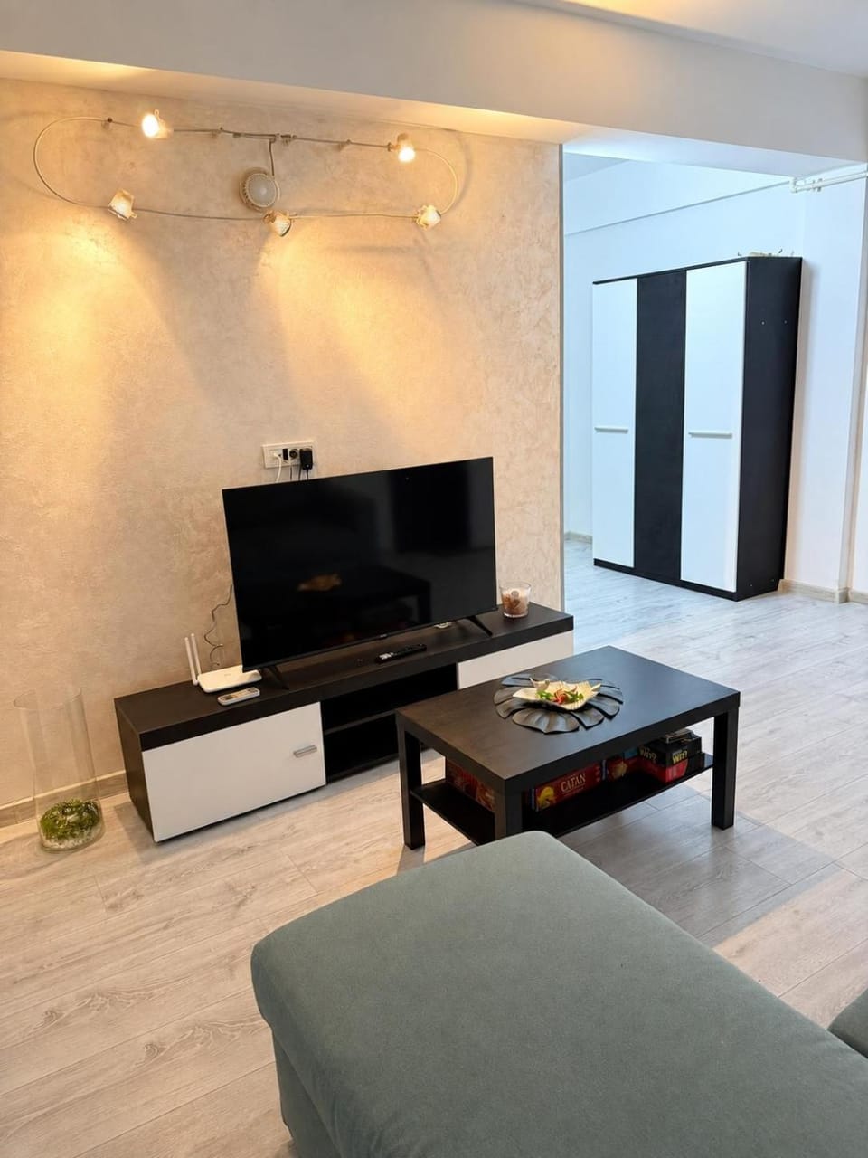 Communal lounge/ TV room, TV and multimedia, Living room, Seating area, Evening entertainment