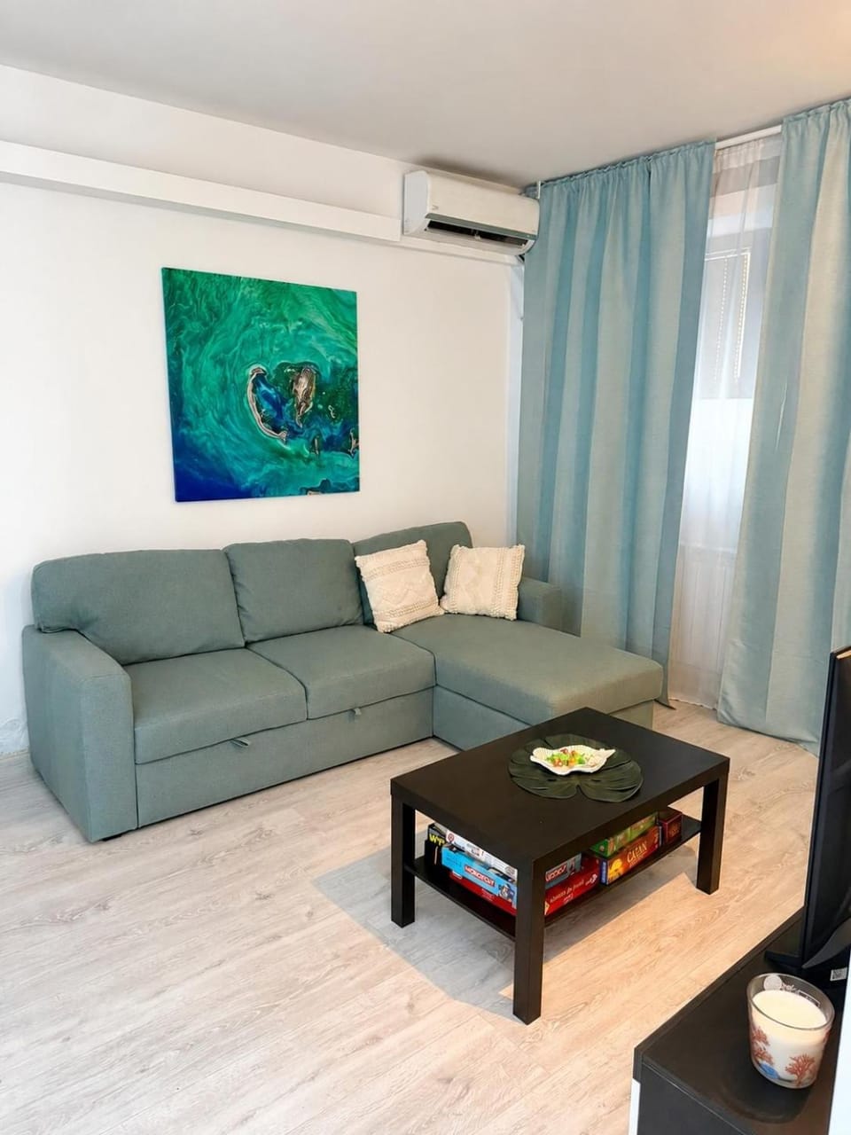 Living room, Seating area, air conditioner