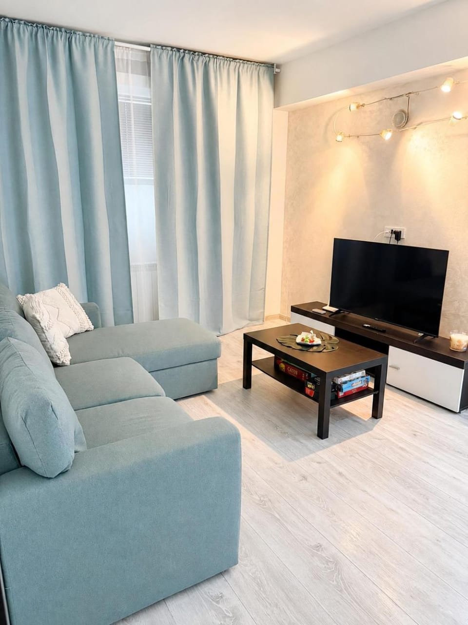 Communal lounge/ TV room, TV and multimedia, Living room, Seating area, Evening entertainment