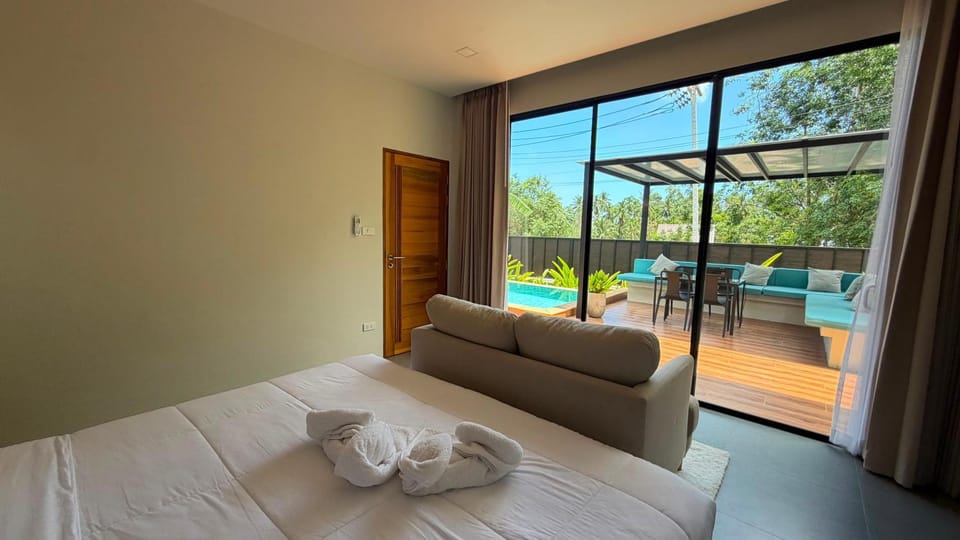 Bed, Living room, Photo of the whole room, Seating area, Bedroom, towels
