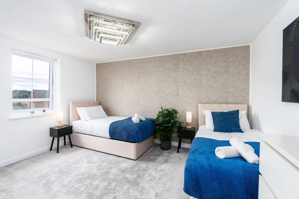 Bed, Photo of the whole room, Bedroom, towels