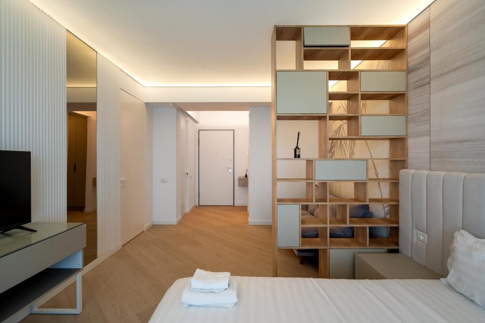 Bed, TV and multimedia, Photo of the whole room, Bedroom