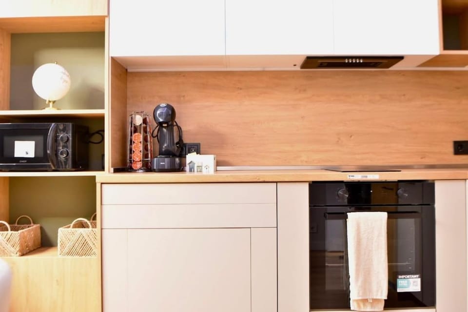 Coffee/tea facilities, Kitchen or kitchenette, oven