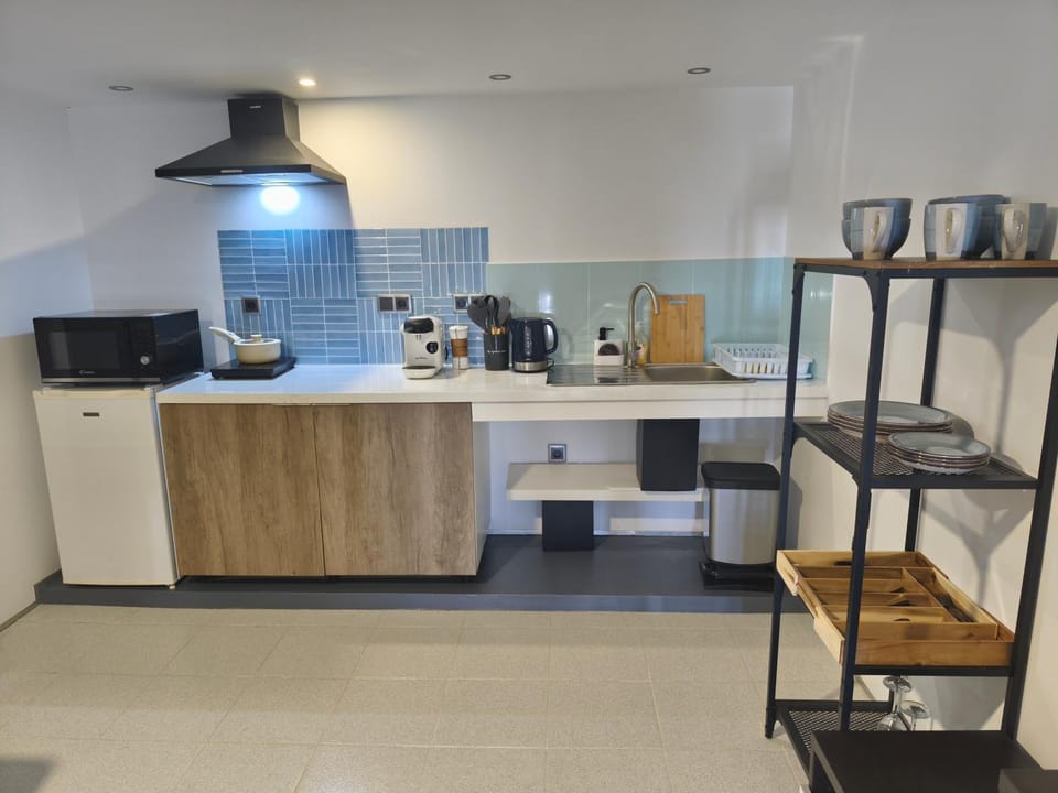 Sunny Studio with Pool Access - Beach & City 5 min Apartment in Coimbra District, Portugal