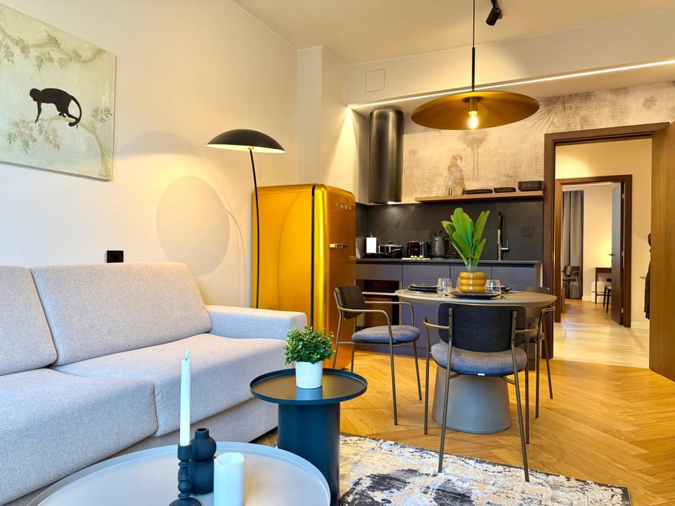 Kitchen or kitchenette, Living room, Seating area, Dining area