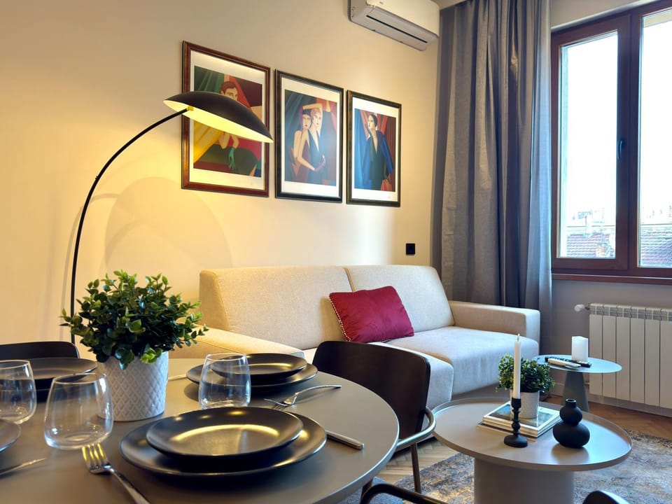 Living room, Seating area, Dining area, internet, air conditioner