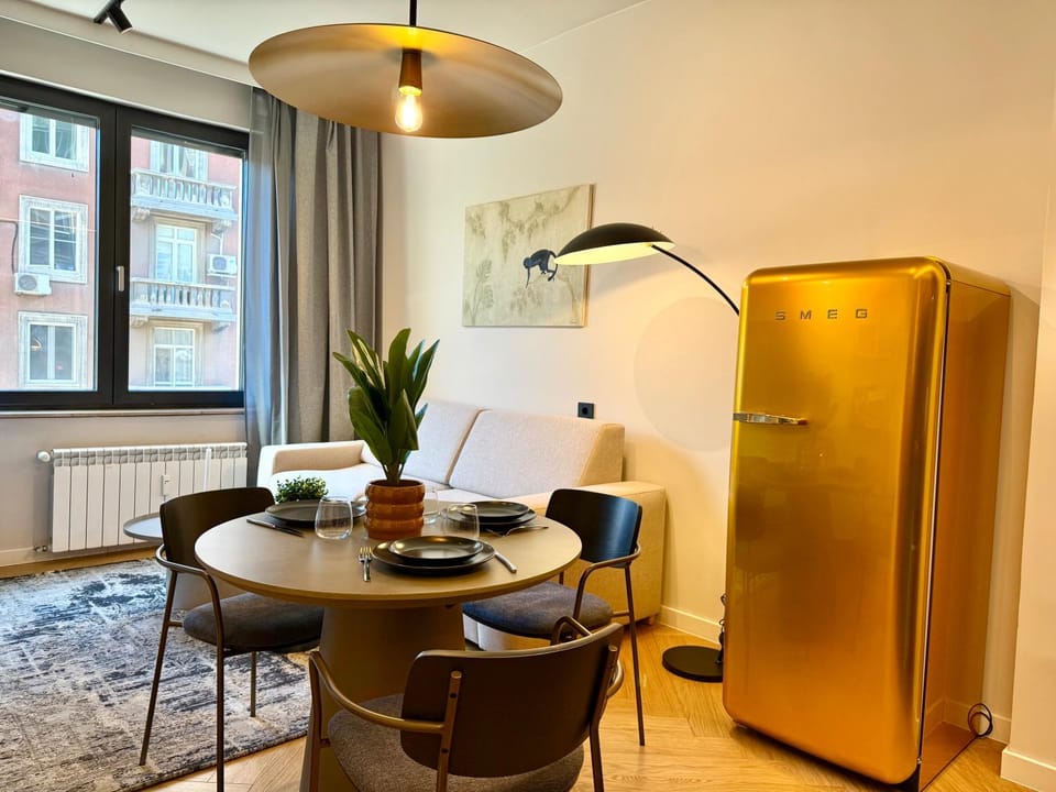 Kitchen or kitchenette, Seating area, Dining area, oven