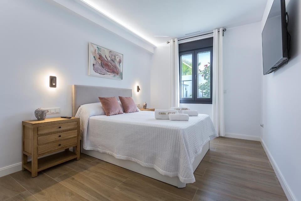 Bed, TV and multimedia, Photo of the whole room, Bedroom, towels