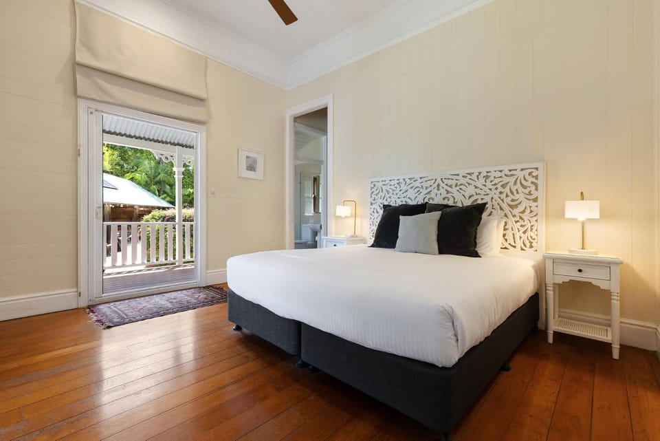 Bed, Photo of the whole room, Bedroom, fireplace