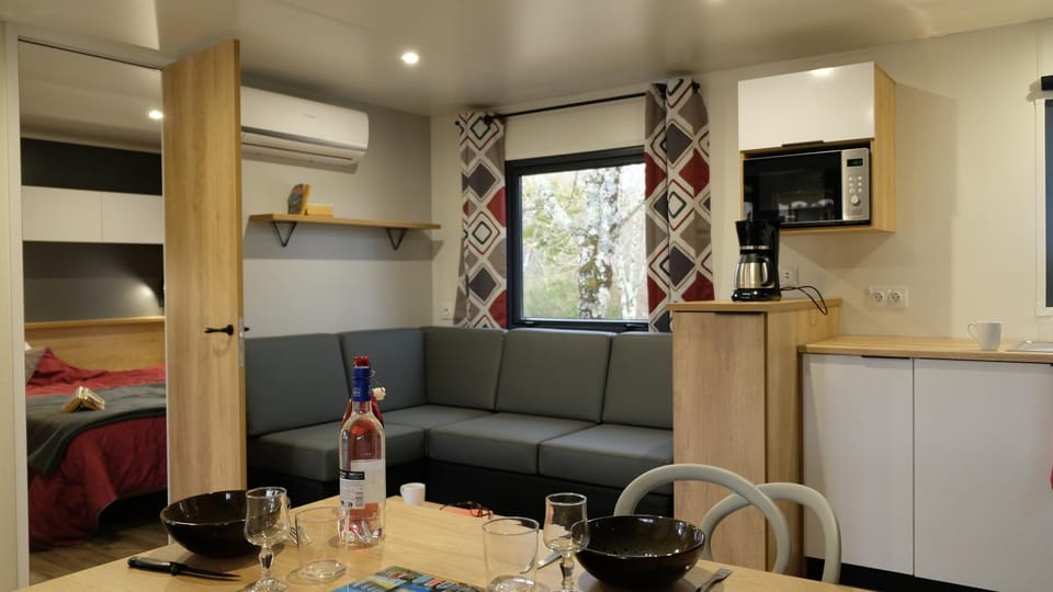 Kitchen or kitchenette, Seating area, Dining area, air conditioner