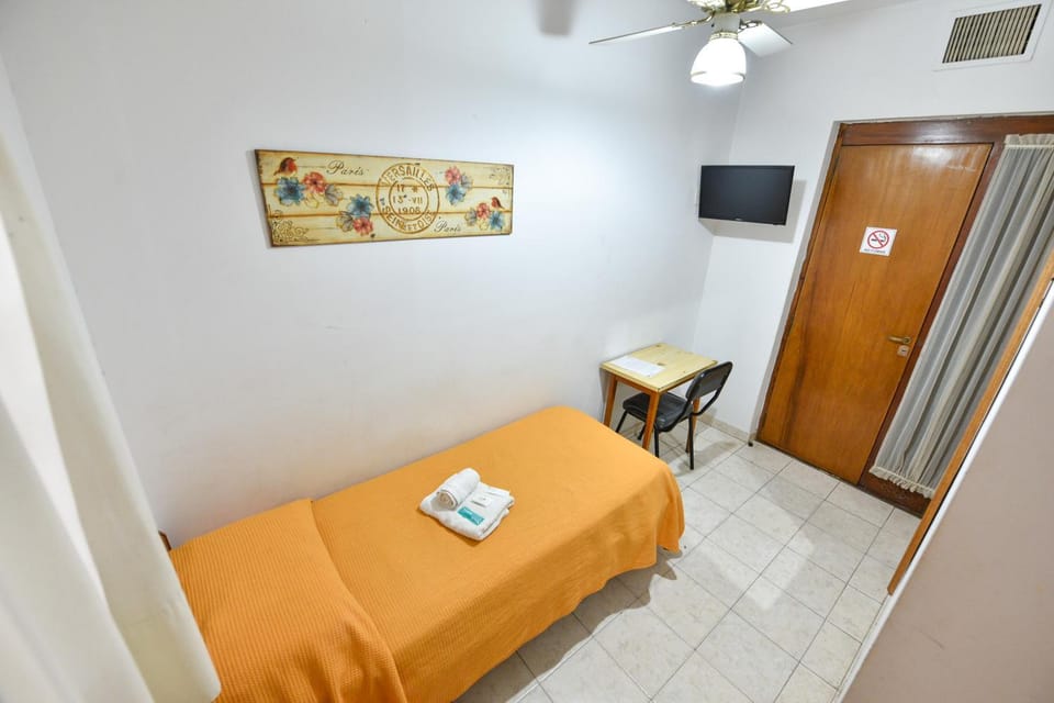 Bed, TV and multimedia, Photo of the whole room, towels