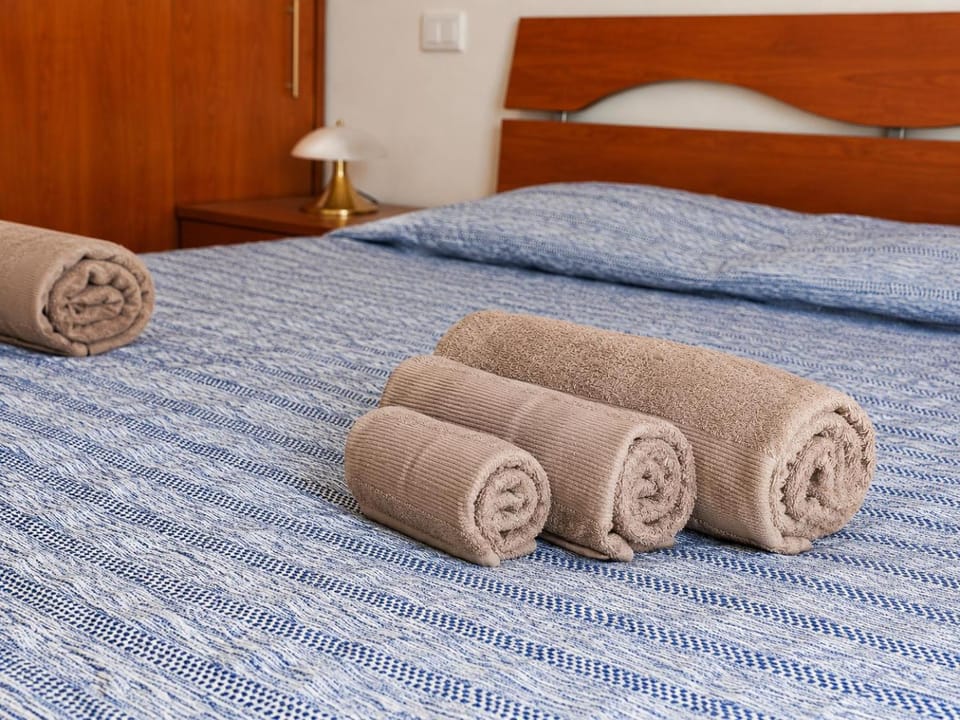 Photo of the whole room, towels