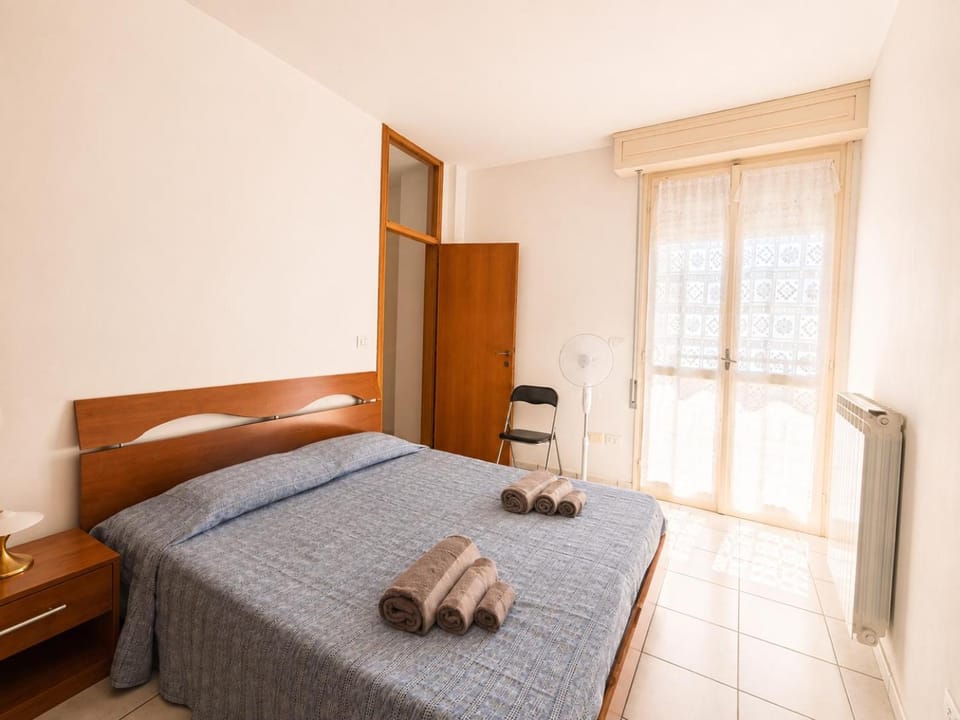 Bed, Photo of the whole room, Bedroom, towels, wardrobe