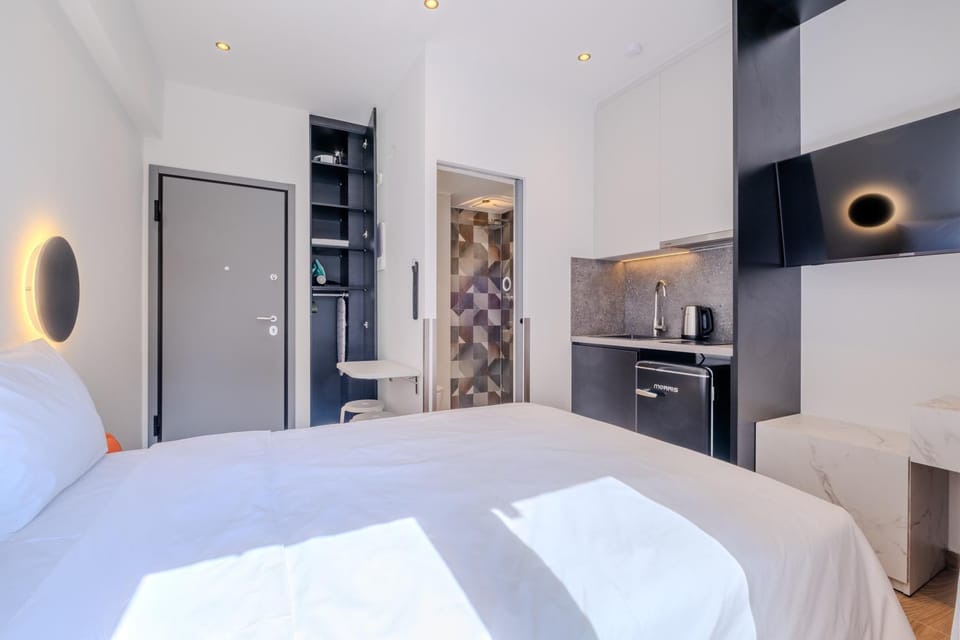 Bed, TV and multimedia, Kitchen or kitchenette, Photo of the whole room, Bedroom