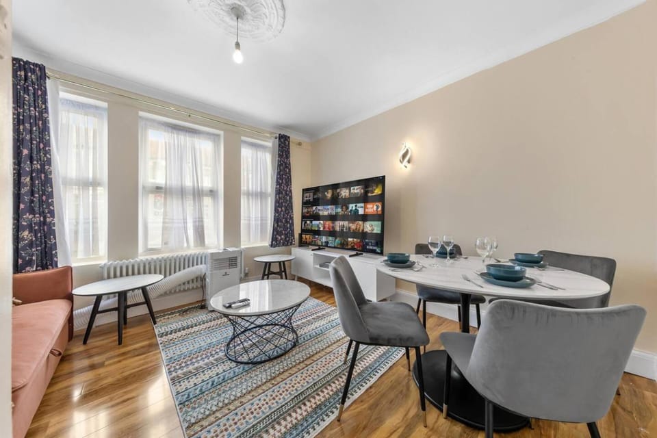 4BR Leytonstone Family Home • Walk To Tube & Shops House in London