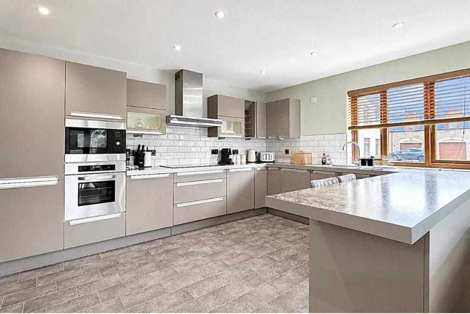 Kitchen or kitchenette, dishwasher