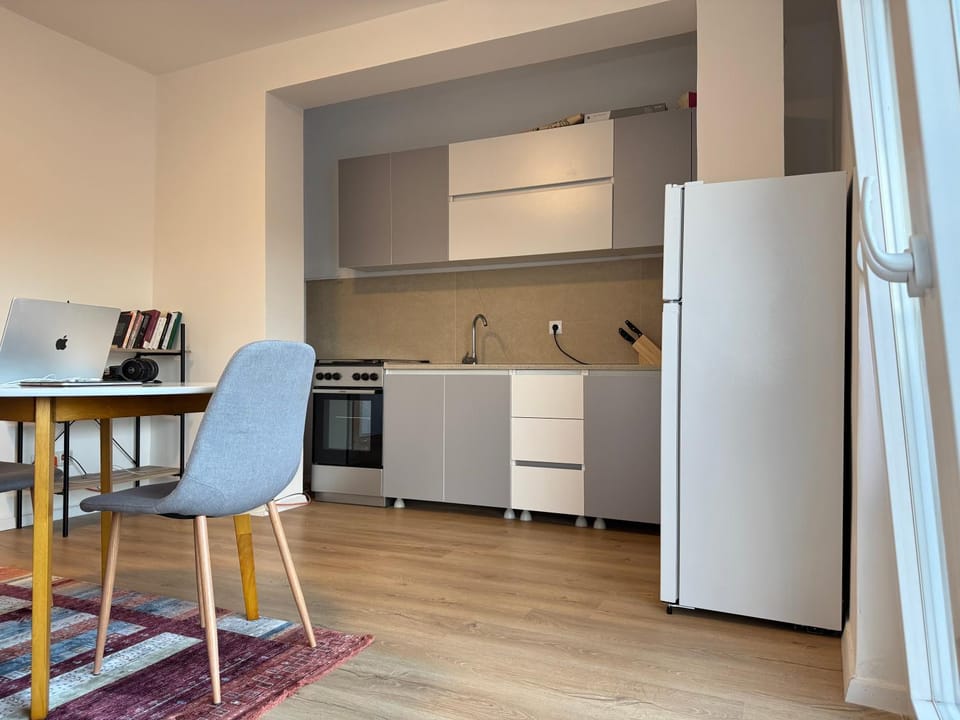 Kitchen or kitchenette, Dining area, oven, stove