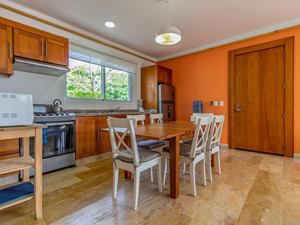 Dining area, kitchen