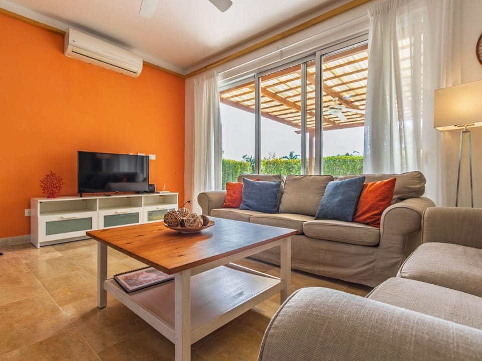Living room, Seating area, Evening entertainment, air conditioner