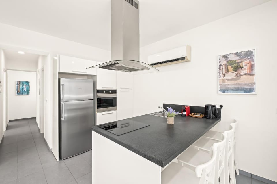 Kitchen or kitchenette, Dining area, oven, stove
