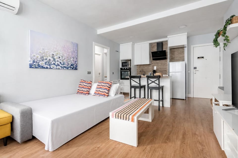 TV and multimedia, Living room, Photo of the whole room, oven, air conditioner