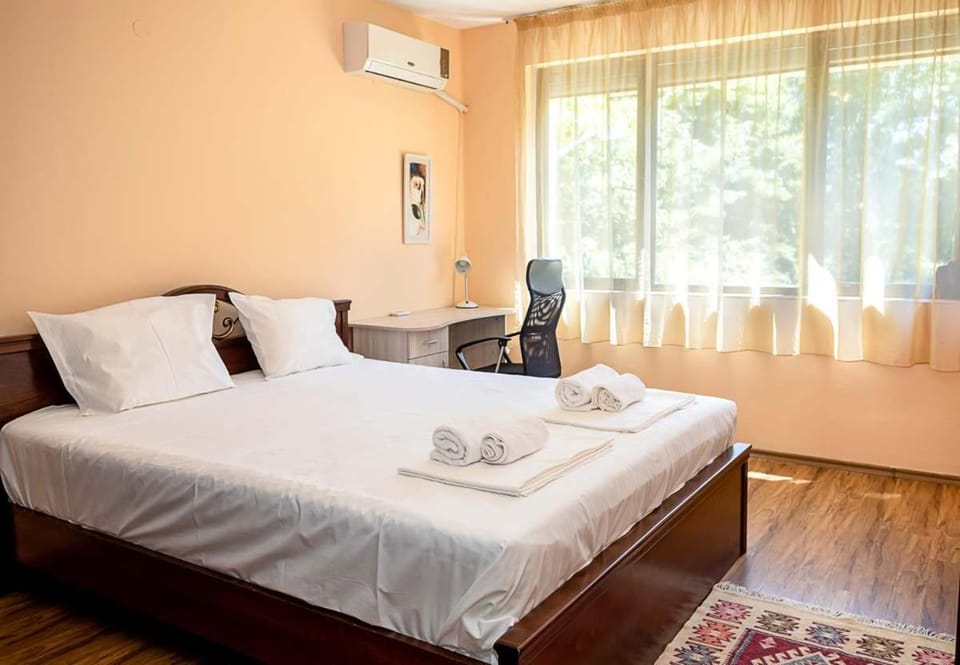 Bed, Bedroom, air conditioner