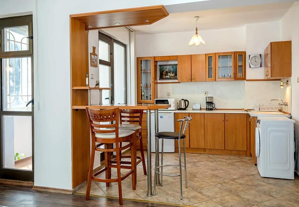 Coffee/tea facilities, Kitchen or kitchenette, Dining area, dishwasher