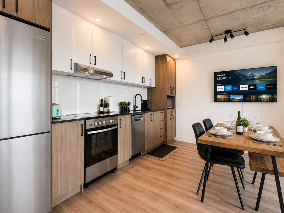 RoofTop Pool BBQ Terrasse Urban Oasis Apartment in Quebec City