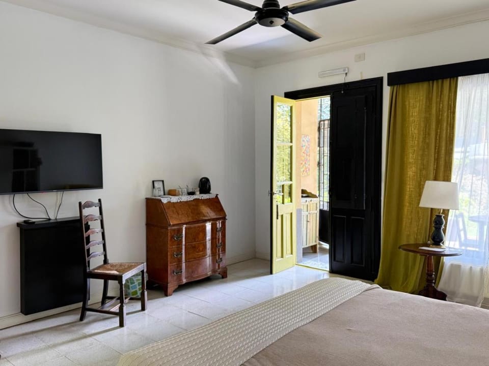 TV and multimedia, Photo of the whole room, Bedroom